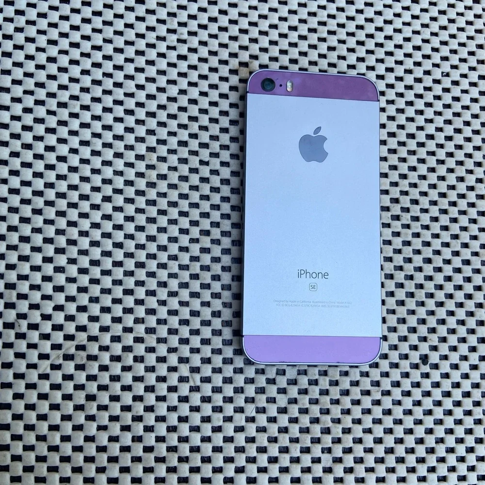 iPhone SE Custom Purple 32gb Unlocked Mint Condition